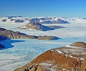 Searching for magnetic monopoles in polar rocks