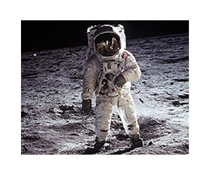 Buzz Aldrin says US must colonize Mars