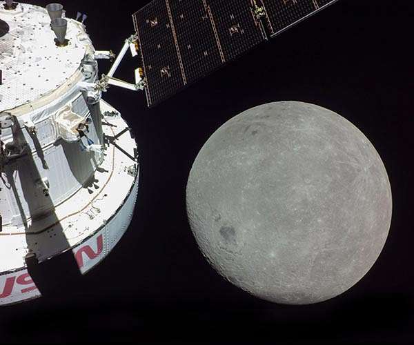 Artemis mission approaches lunar loop for first flyby since 1972