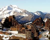 Snow leaves thousands of holidaymakers stranded in French Alps
