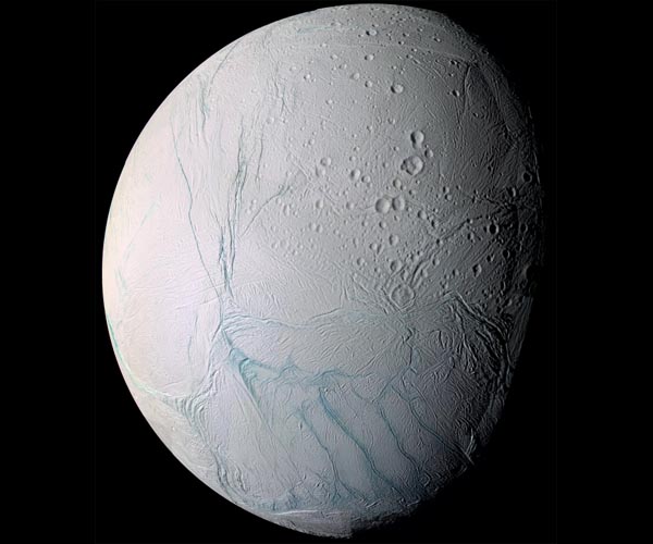 Discovery of organic molecules on Saturn's moon