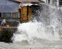 Typhoon lashes southern China, hitting travel, schools