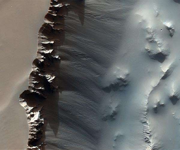 Fly across Mars's 'labyrinth of night' with Mars Express