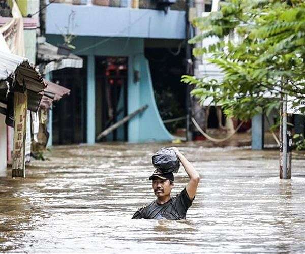 Indonesia bucks pressure to label floods national disaster