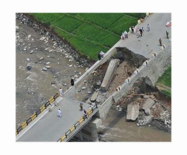 Flash flooding sweeps away Pakistan bridge