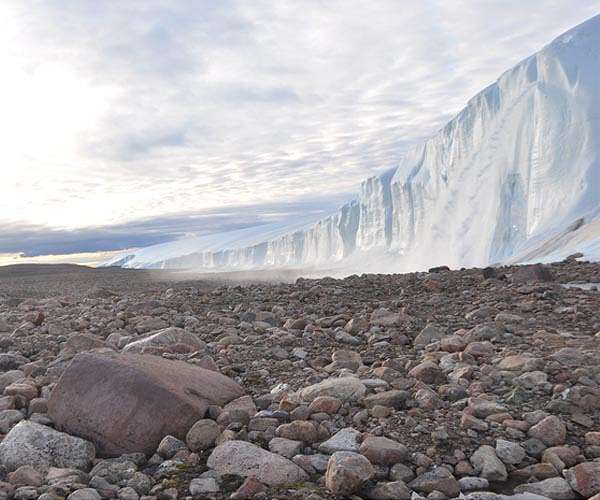 Dogsleds, China and independence: Facts on Greenland