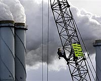Dutch arrest dozens at Greenpeace chain protest