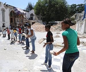 Clinton attacks slow Haiti quake progress
