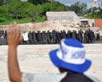 Tense Honduras moves to block ousted leader's return