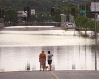 Bush visits flooded US Midwest
