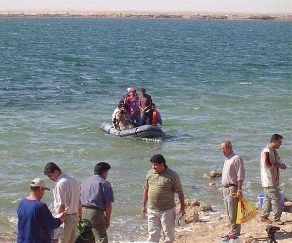 Iraqis flock to river or ice rink to escape searing heat