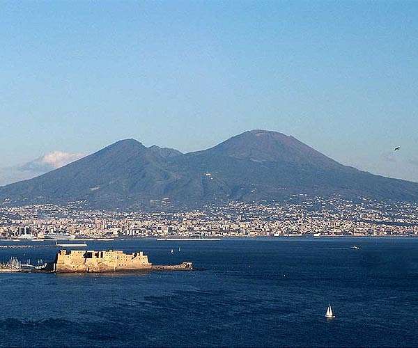 Latest quake sparks fear around Naples, Italy