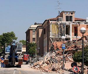Italy's quake-struck north tries to reassure tourists