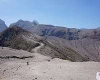 Cyclic change within magma reservoirs affects the explosivity of volcanic eruptions