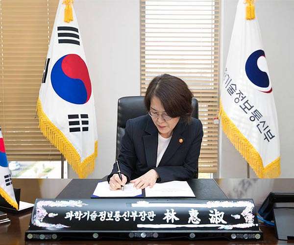 Republic of Korea signs onto Artemis Accords for lunar exploration