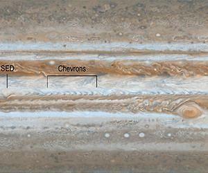 Cassini Spies Wave Rattling Jet Stream on Jupiter
