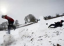 Britain, Ireland gripped by fresh snowfalls