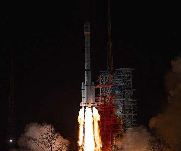 Long March rocket lifts off with communications satellite
