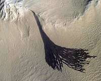 Mars Reconnaissance Orbiter capatures images of splitting slope streaks