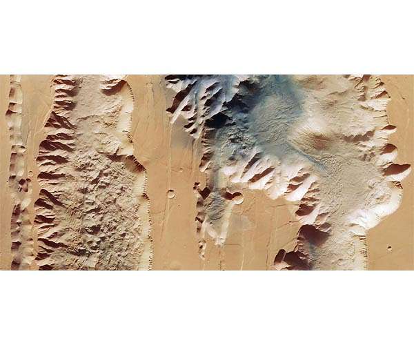 Unequal siblings: Ius and Tithonium Chasma