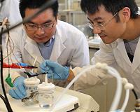 U of T researchers reduce climate-warming CO2 to building blocks for fuels