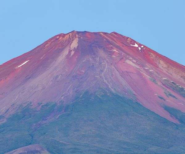 Snow returns to Mount Fuji