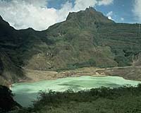 Indonesia's Mount Kelut spews ash and lava