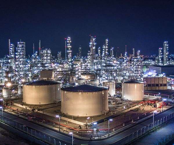 China tells oil refiners to suspend exports: Bloomberg report