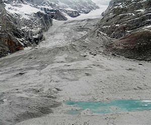 Pakistan avalanche rescuers excavate new site