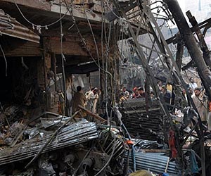 Pakistan suicide bomber kills 18, Taliban deny leader dead