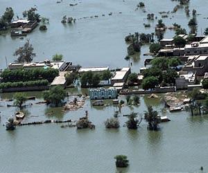 Pakistan races to protect two towns from surging floods