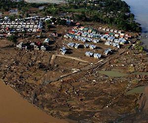 Aquino vows aid as Philippine flood toll tops 1,000