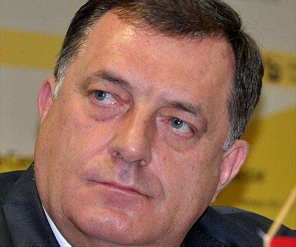 US targets Bosnian Serb leader on fear of Dayton peace collapse