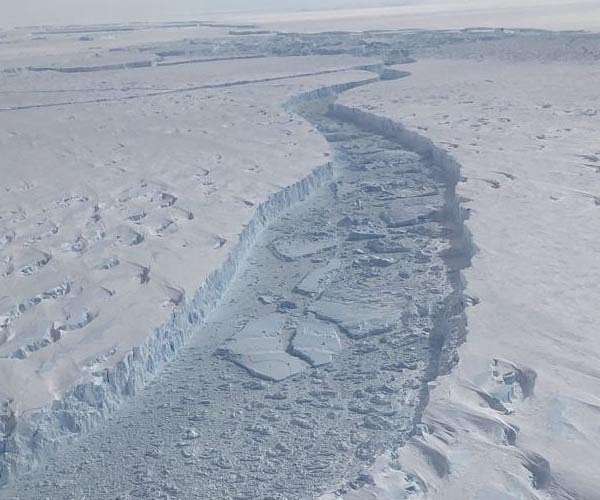 Antarctica: cracks in the ice