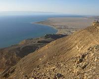 Asymmetric continental margins and the slow birth of an ocean