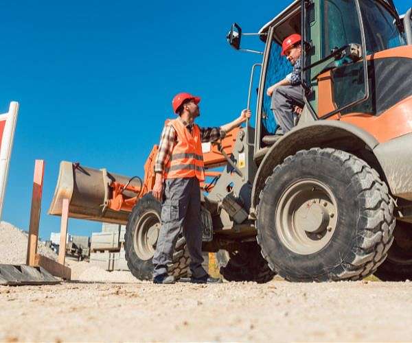 Outdoor workers seek protection as heatwave scorches Europe