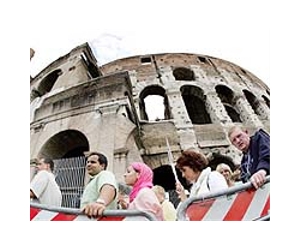 Colosseum closes as snow blankets Rome