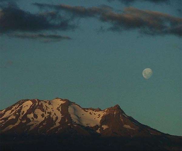 On nights before a full moon, people go to bed later and sleep less