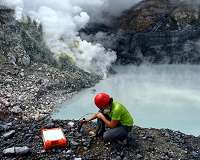 Microbes living in a toxic volcanic lake could hold clues to life on Mars