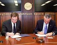 SpaceX and NASA Sign Cooperative Agreement on Human Spaceflight Development