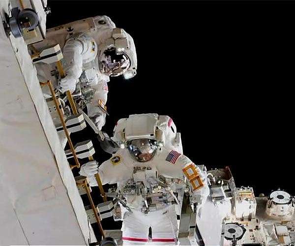 US, French astronauts make ISS spacewalk