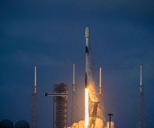 SpaceX finally launches communications satellite