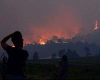 Tourists, firefighters flee as new heatwave fans Australia blazes
