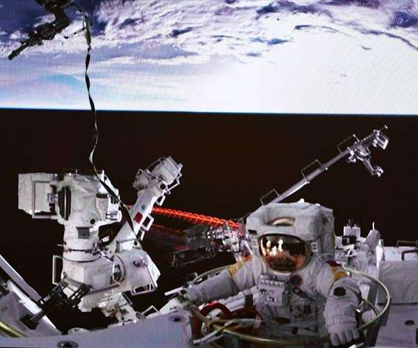 Shenzhou astronauts carry out second spacewalk