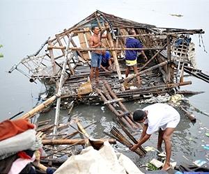 Philippines typhoon toll tops 700, hundreds missing
