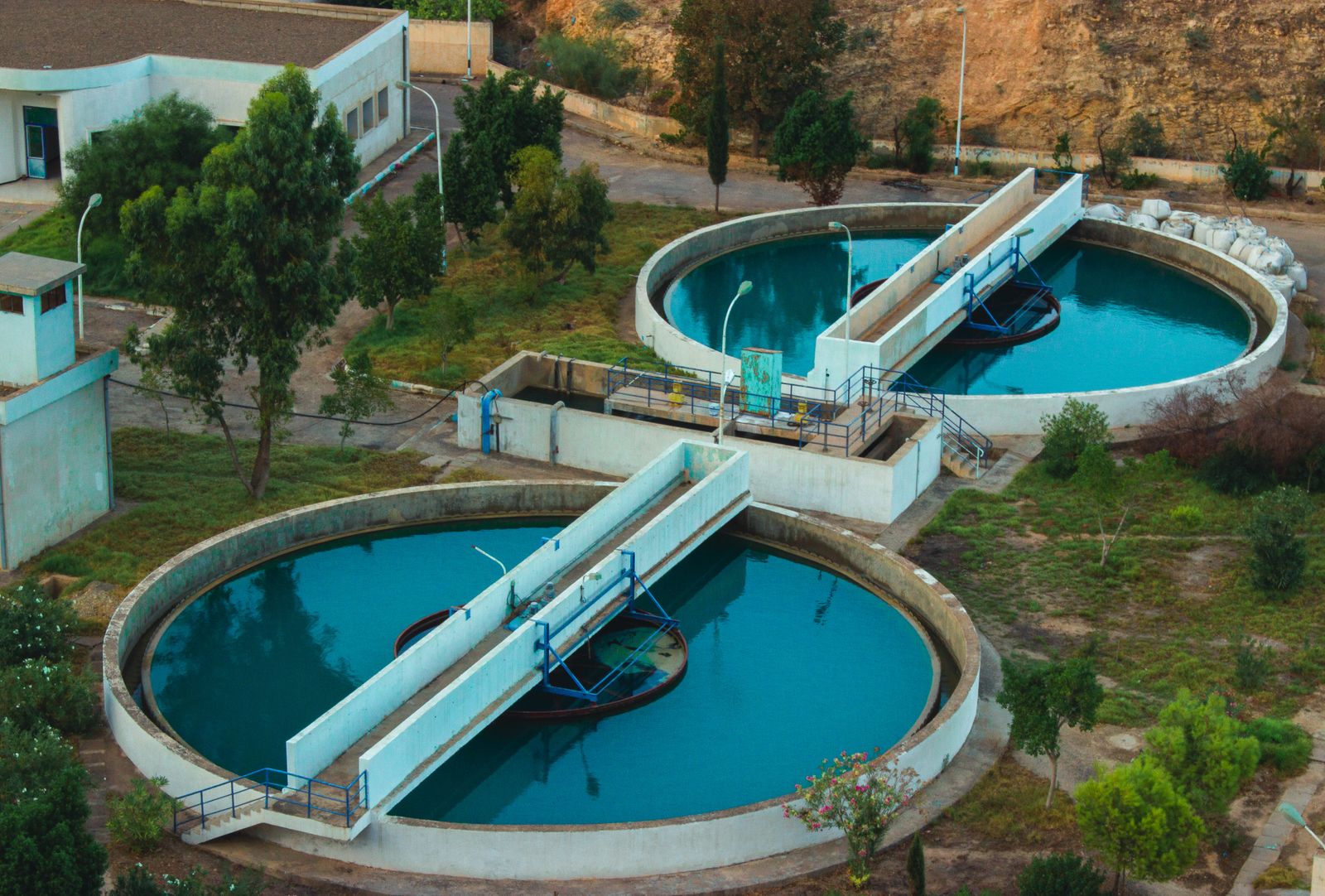 How did a Southeast Asian city-state with no large natural rivers or usable groundwater engineer enough recycled water to meet roughly 40 percent of its total demand?